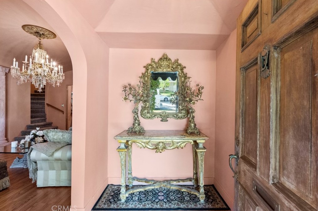 125 Maple Dr, Beverly Hills, CA 90210-5502