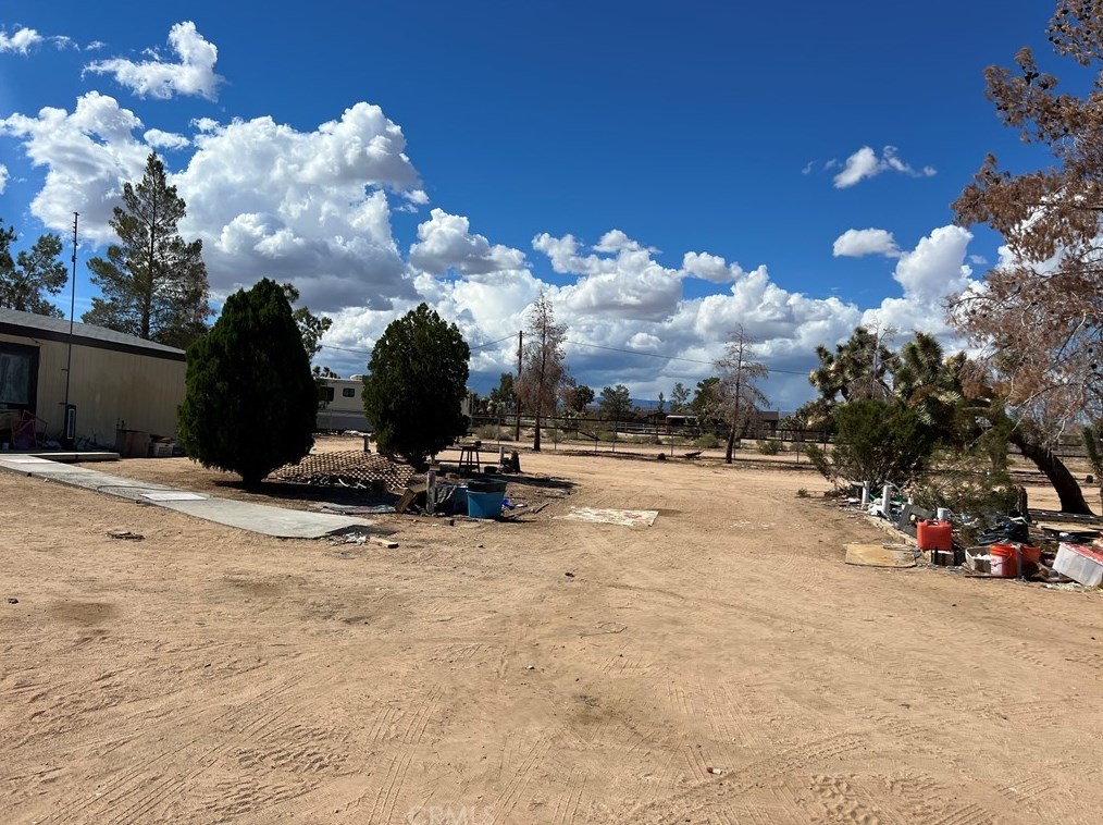 58725 La Crescenta Dr, Yucca Valley, CA 92284-9235