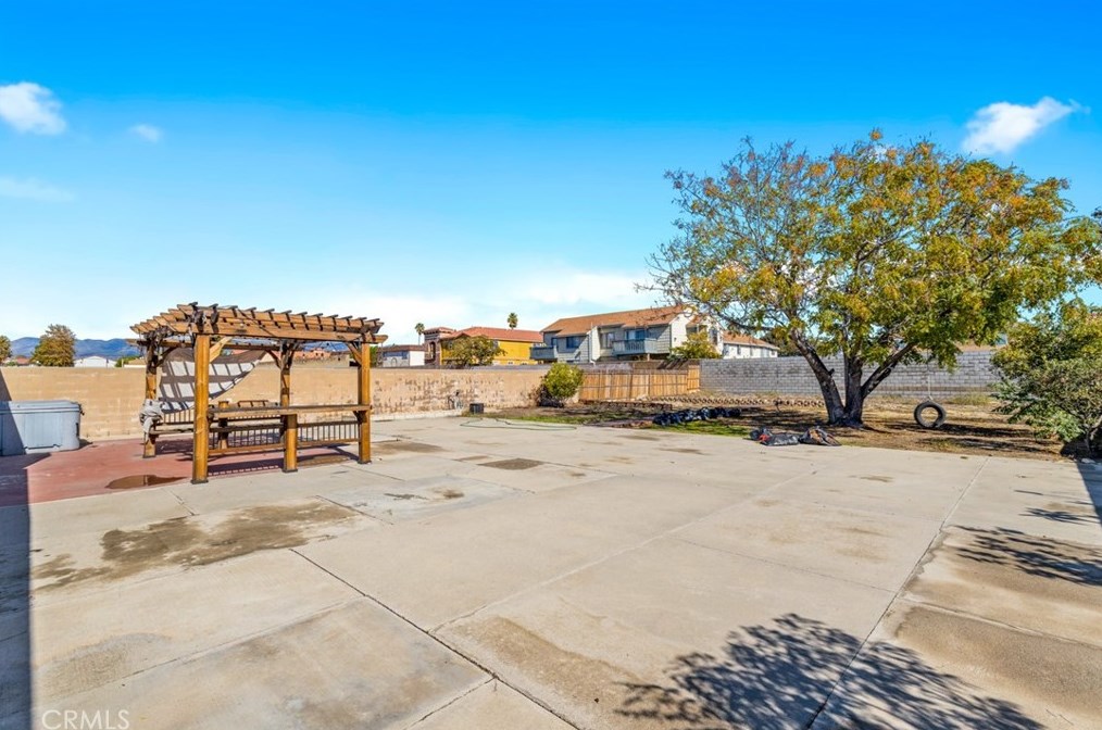 8605 Encina Ave, Fontana CA  92335-3920 exterior