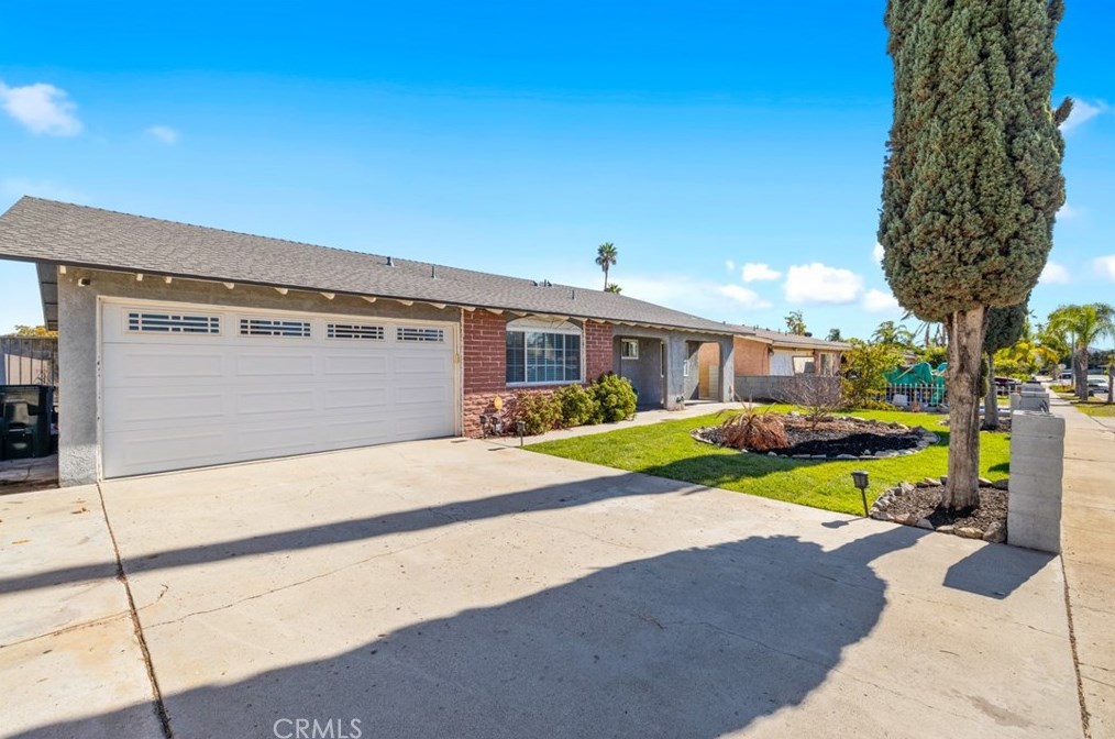 8605 Encina Ave, Fontana CA  92335-3920 exterior