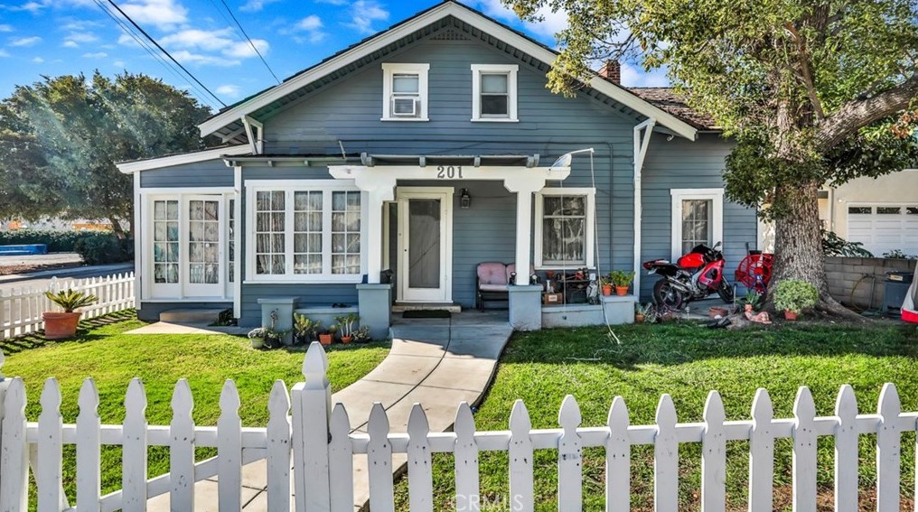 201 N Euclid St, La Habra, CA 90631