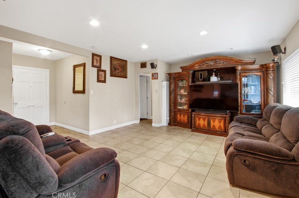 1214 Raymar St, Santa Ana, CA 92703