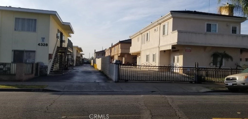 4322 1/4 Clara St County, Bell, CA 90201