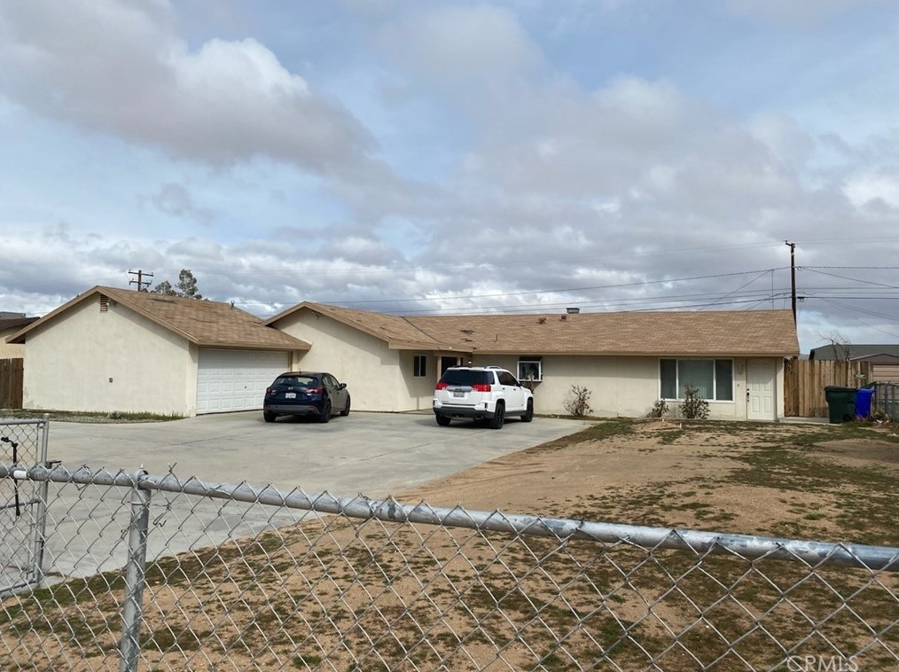 12425 Tonikan Rd, Apple Valley, CA 92308-4109