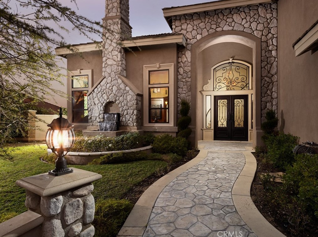 260 S Willowcreek Ln, Anaheim, CA 92808