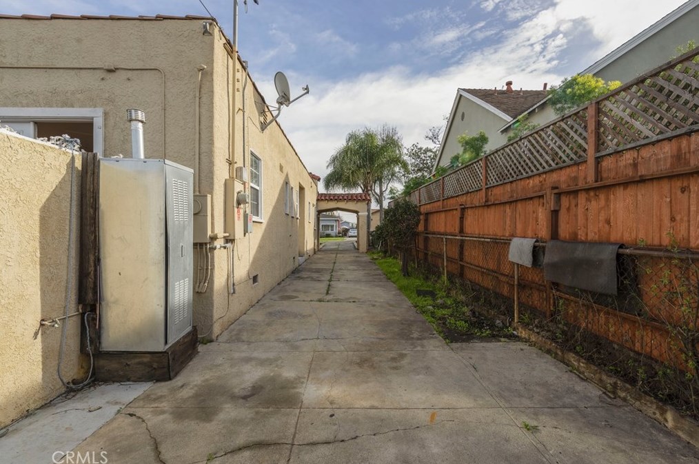 9211 Harvard Blvd, Los Angeles CA  90047-3802 exterior