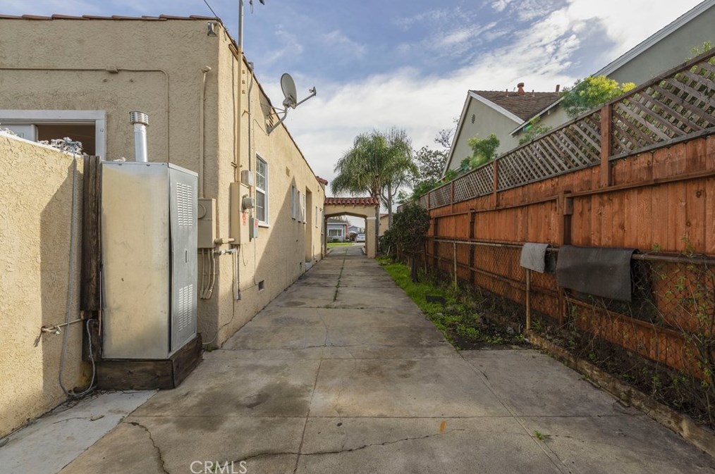 9211 Harvard Blvd, Los Angeles CA  90047-3802 exterior