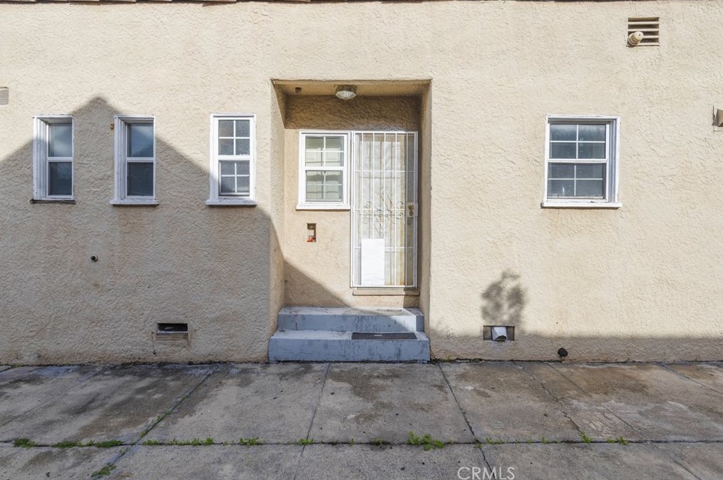 9211 Harvard Blvd, Los Angeles CA  90047-3802 exterior