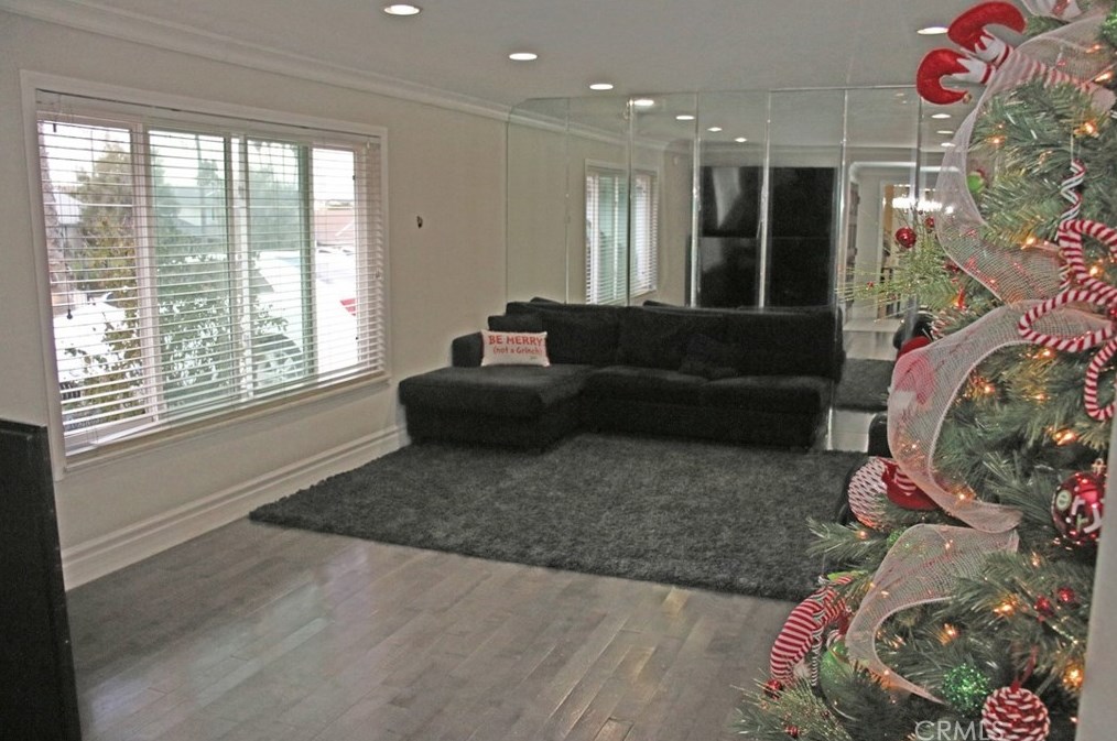 981 Serfas Club Dr, Corona, CA 92882-8611