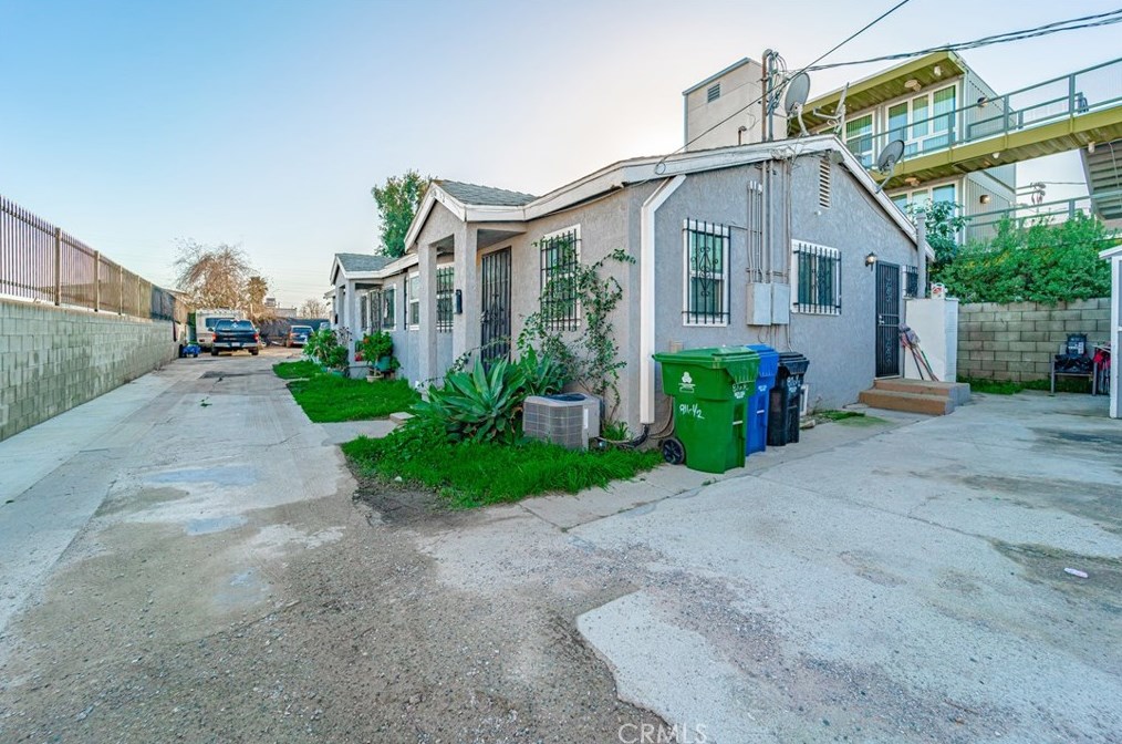 816 Colden Ave, Los Angeles CA  90044-4788 exterior