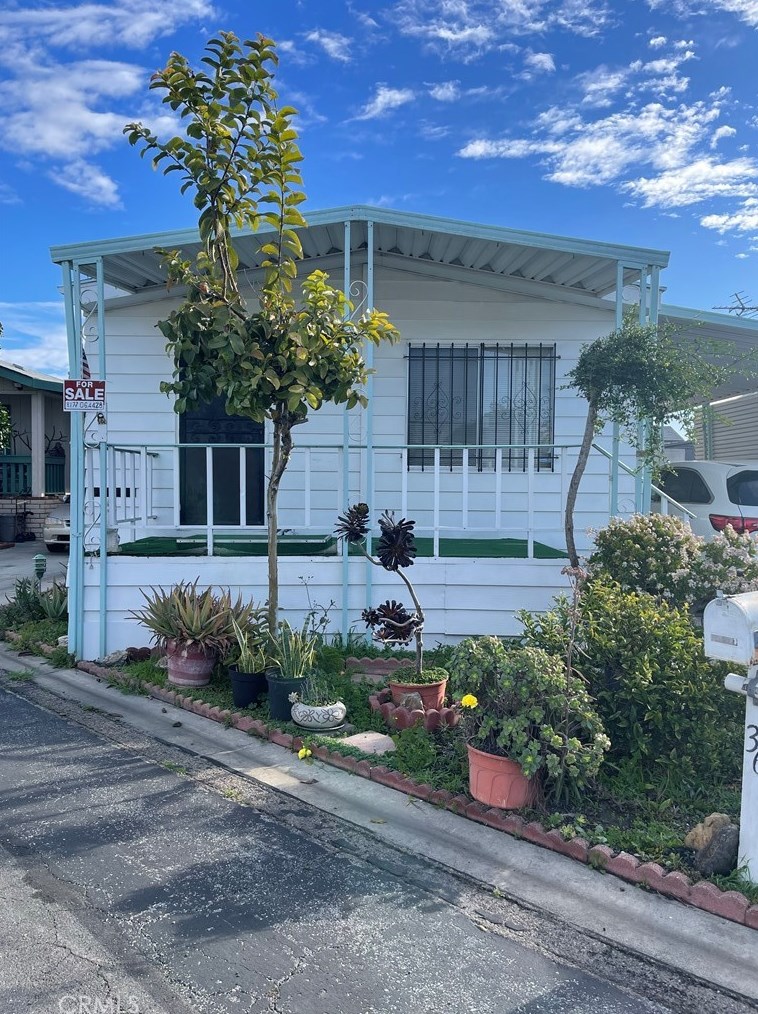 14352 Beach Blvd, Westminster CA  92683-4527 exterior