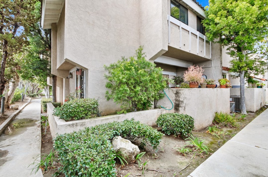 2460 Fairbrook Way, Costa Mesa CA  92626-6573 exterior