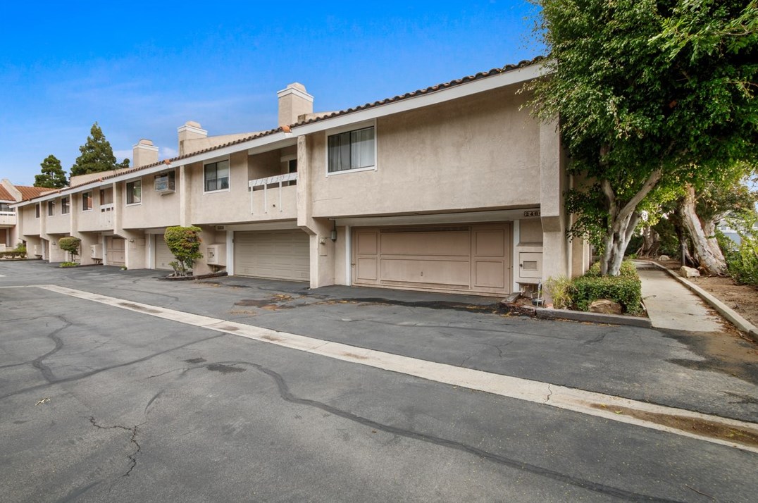 2460 Fairbrook Way, Costa Mesa CA  92626-6573 exterior