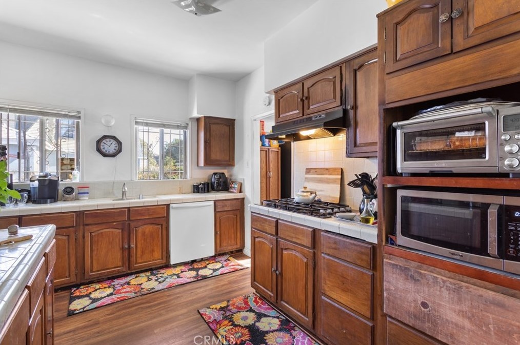 1438 37th Dr, Los Angeles CA  90018-4510 exterior