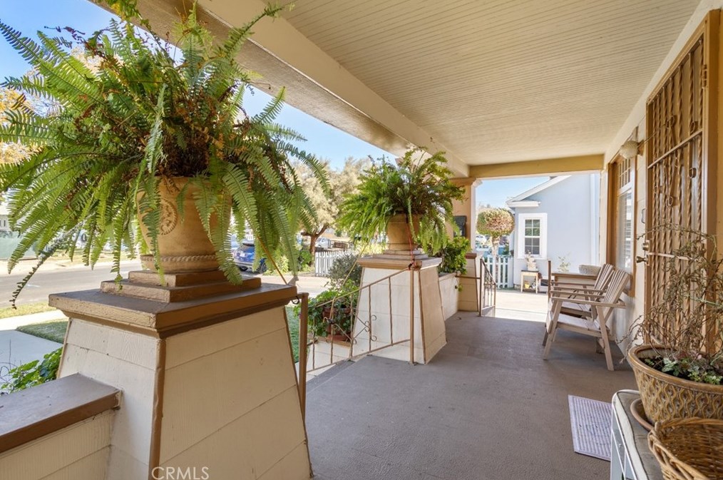 1438 37th Dr, Los Angeles CA  90018-4510 exterior