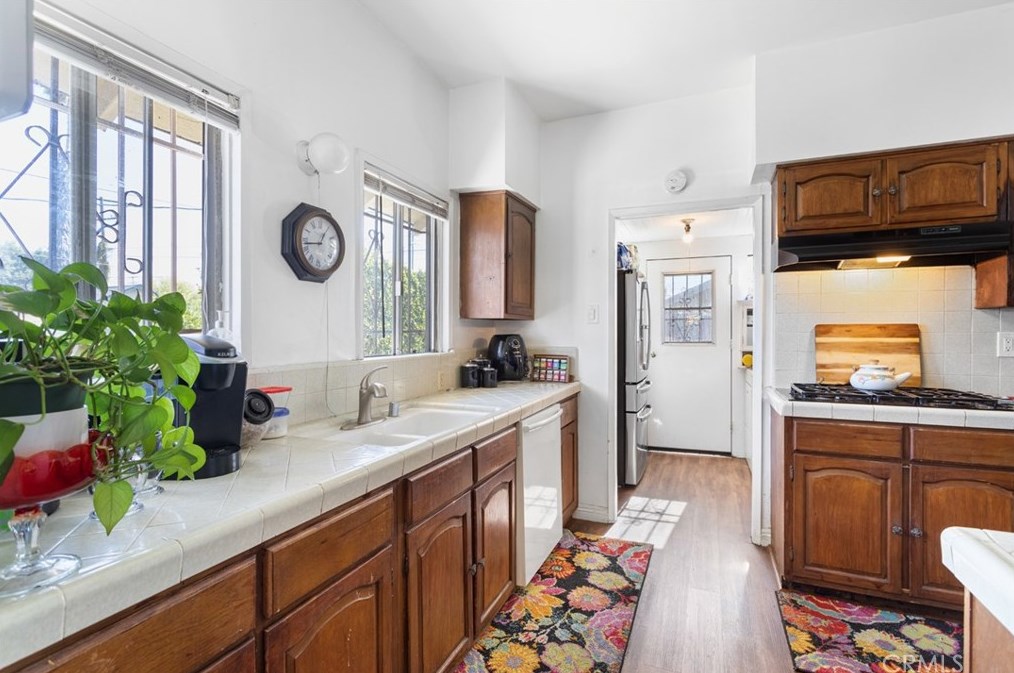 1438 37th Dr, Los Angeles CA  90018-4510 exterior