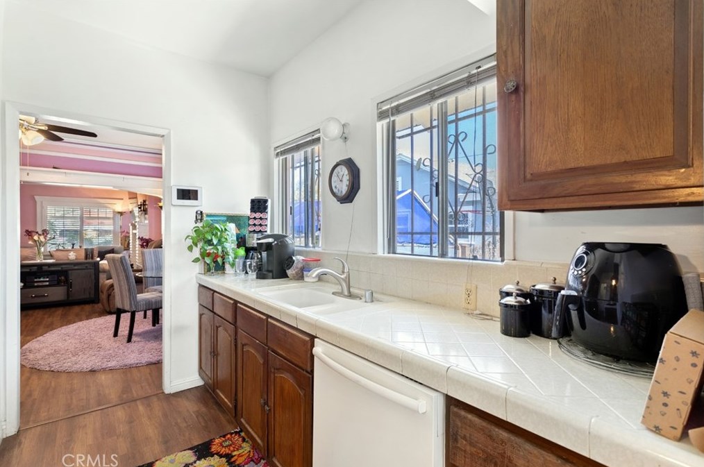 1438 37th Dr, Los Angeles CA  90018-4510 exterior