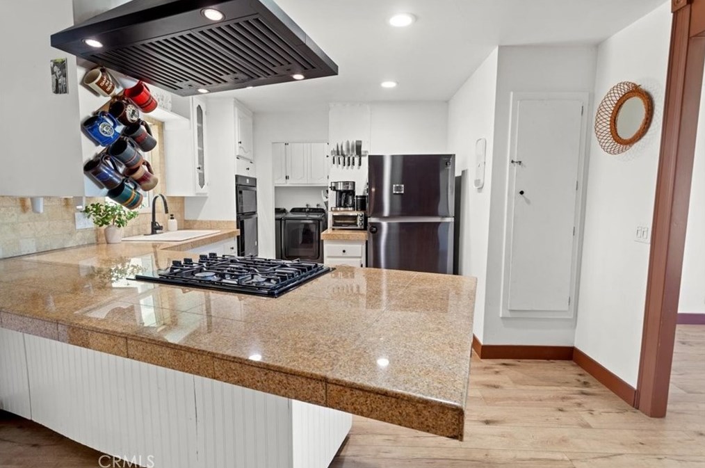 16362 Hollywood Ln, Huntington Beach CA  92649-2635 exterior