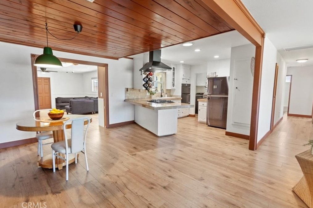 16362 Hollywood Ln, Huntington Beach CA  92649-2635 exterior