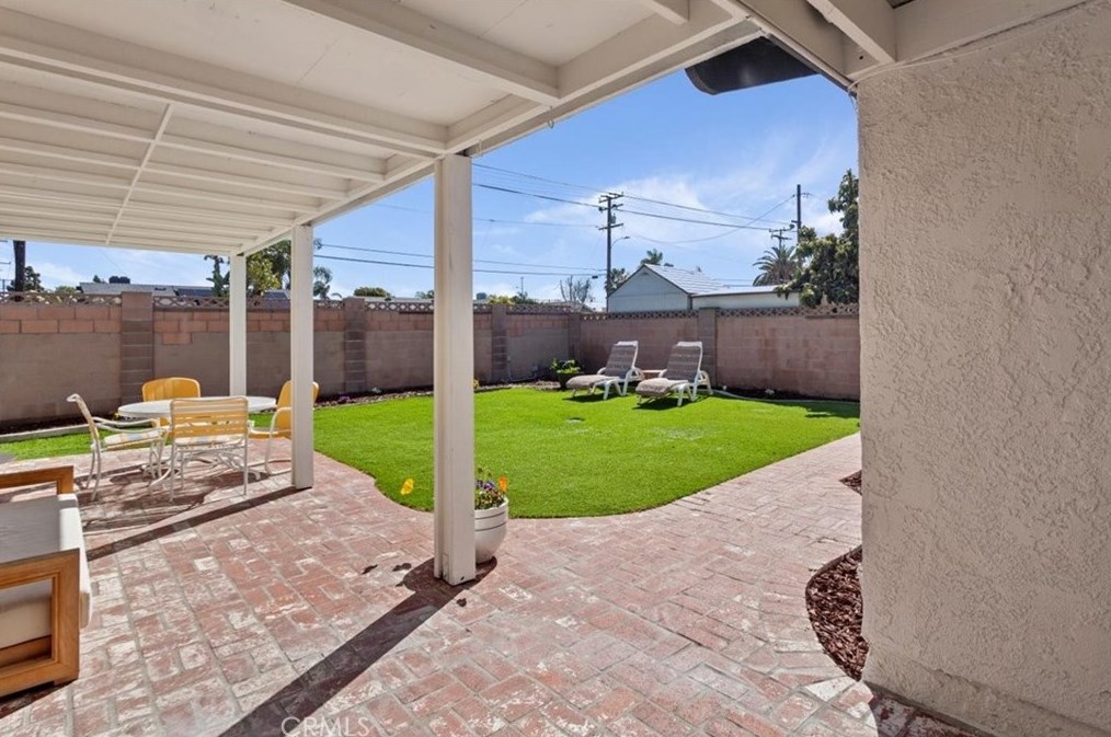 16362 Hollywood Ln, Huntington Beach CA  92649-2635 exterior