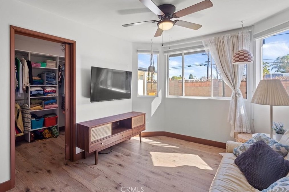 16362 Hollywood Ln, Huntington Beach CA  92649-2635 exterior