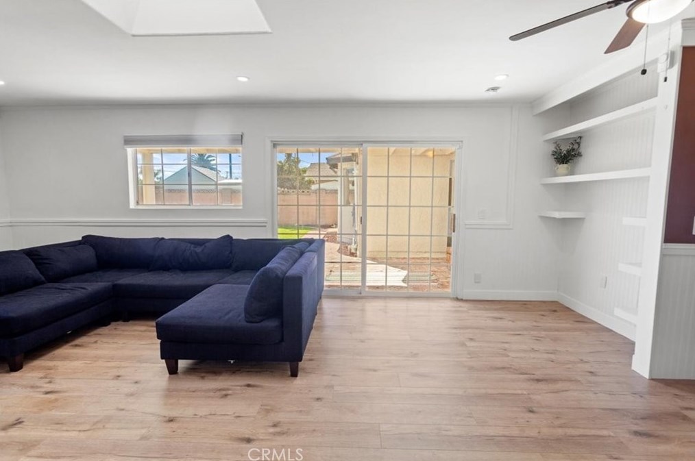 16362 Hollywood Ln, Huntington Beach CA  92649-2635 exterior