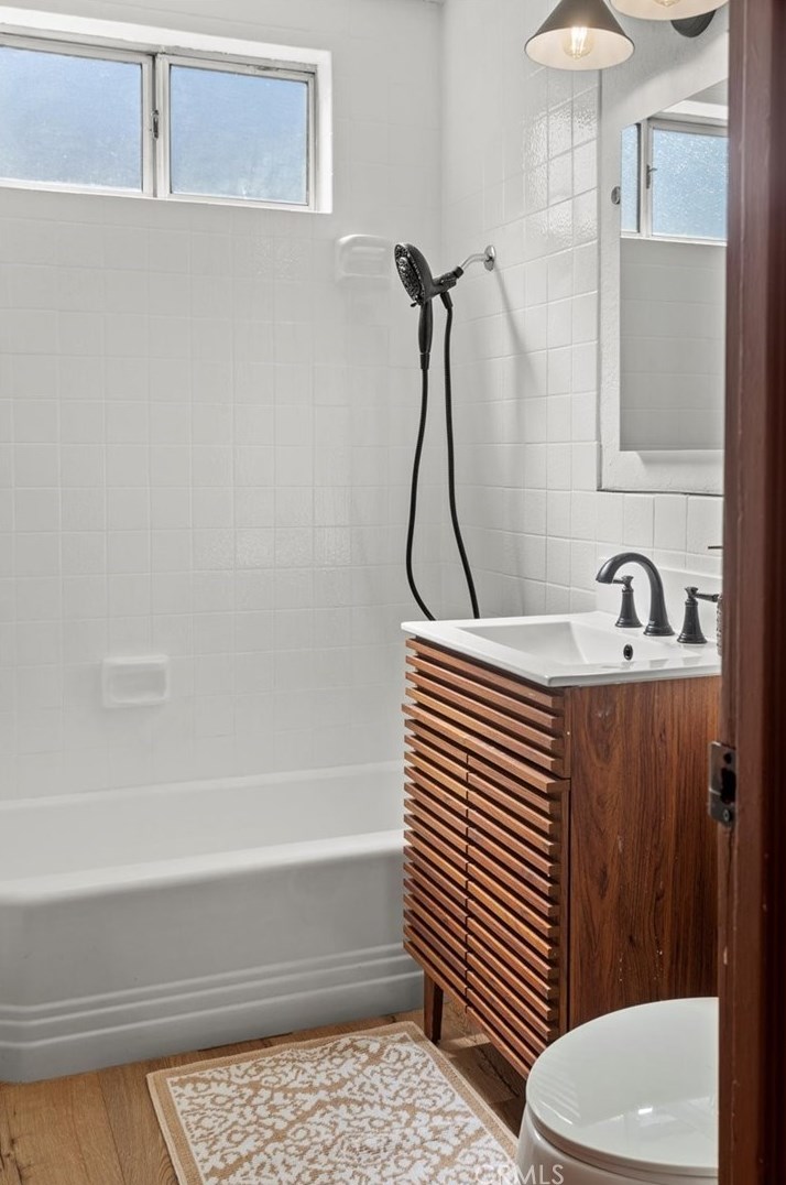 16362 Hollywood Ln, Huntington Beach CA  92649-2635 exterior