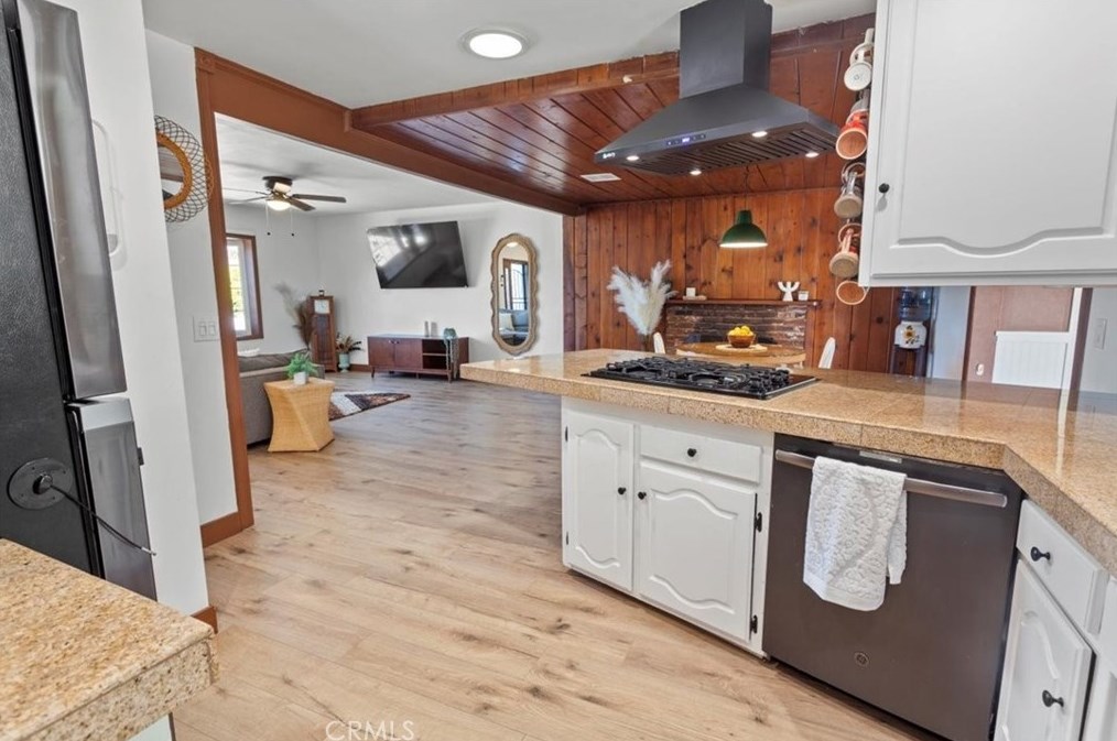 16362 Hollywood Ln, Huntington Beach CA  92649-2635 exterior