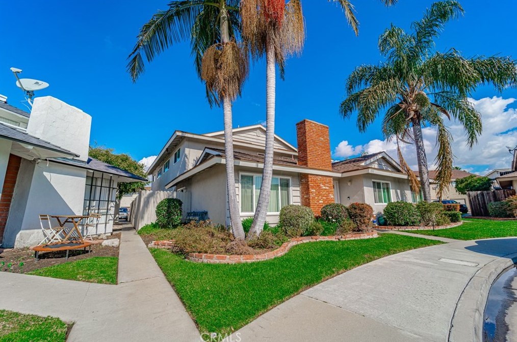 17051 Grove Cir, Huntington Beach, CA 92647-5563