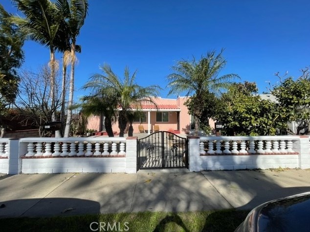 401 Harwood Pl, Santa Ana, CA 92701-5945