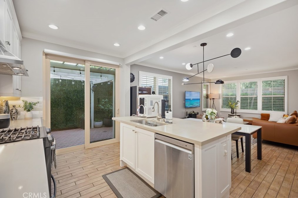 254 Kempton, Irvine CA  92620-2154 exterior