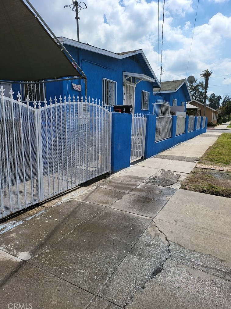 1049 67th St, Los Angeles, CA 90044-5231