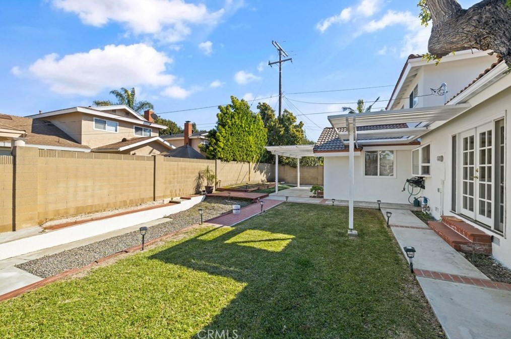 16042 Pitman Ln, Huntington Beach CA  92647-3433 exterior