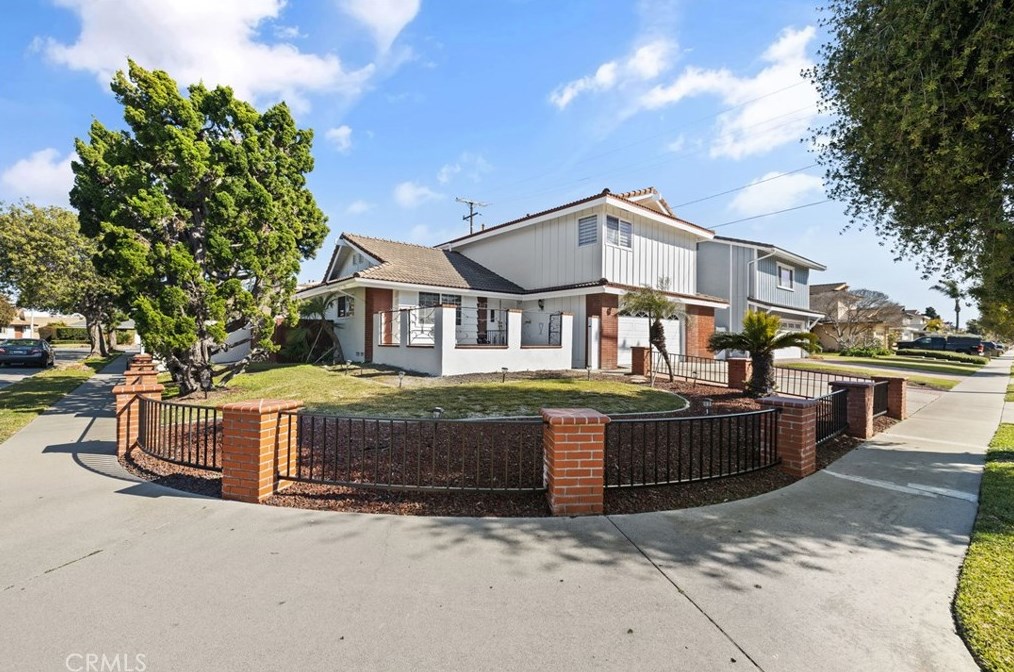 16042 Pitman Ln, Huntington Beach CA  92647-3433 exterior