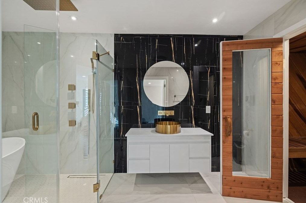 16042 Pitman Ln, Huntington Beach CA  92647-3433 exterior