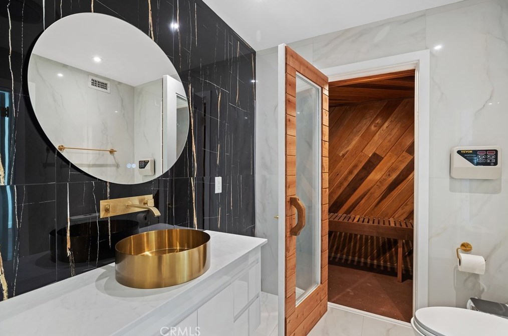 16042 Pitman Ln, Huntington Beach CA  92647-3433 exterior