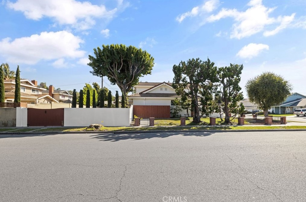 16042 Pitman Ln, Huntington Beach CA  92647-3433 exterior