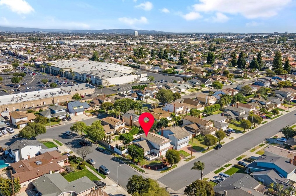 16042 Pitman Ln, Huntington Beach CA  92647-3433 exterior