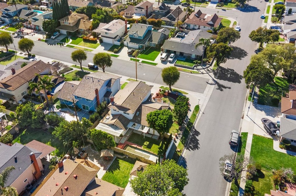 16042 Pitman Ln, Huntington Beach CA  92647-3433 exterior