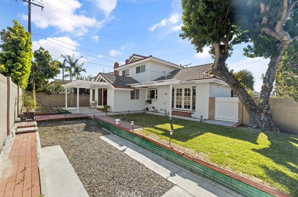 16042 Pitman Ln, Huntington Beach CA  92647-3433 exterior