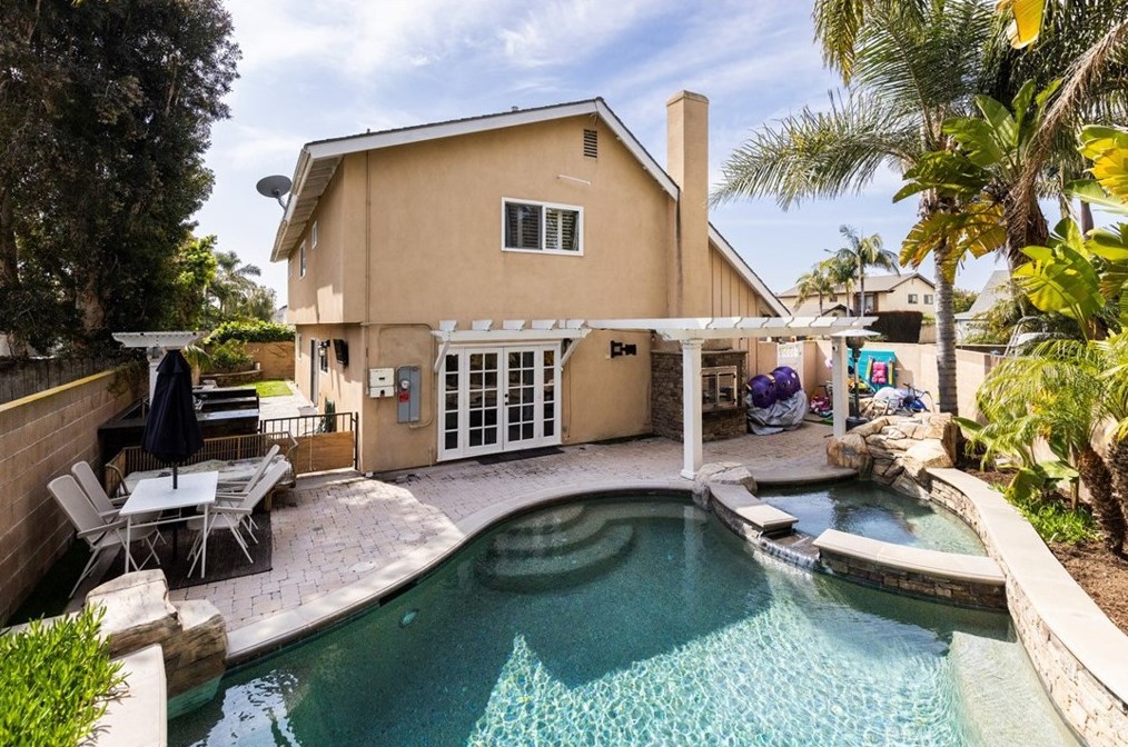 17142 Englewood Cir, Huntington Beach CA  92647-5502 exterior
