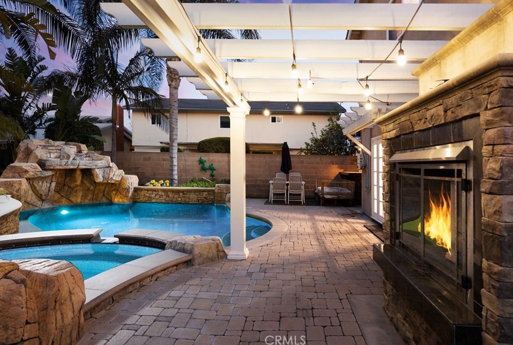 17142 Englewood Cir, Huntington Beach CA  92647-5502 exterior