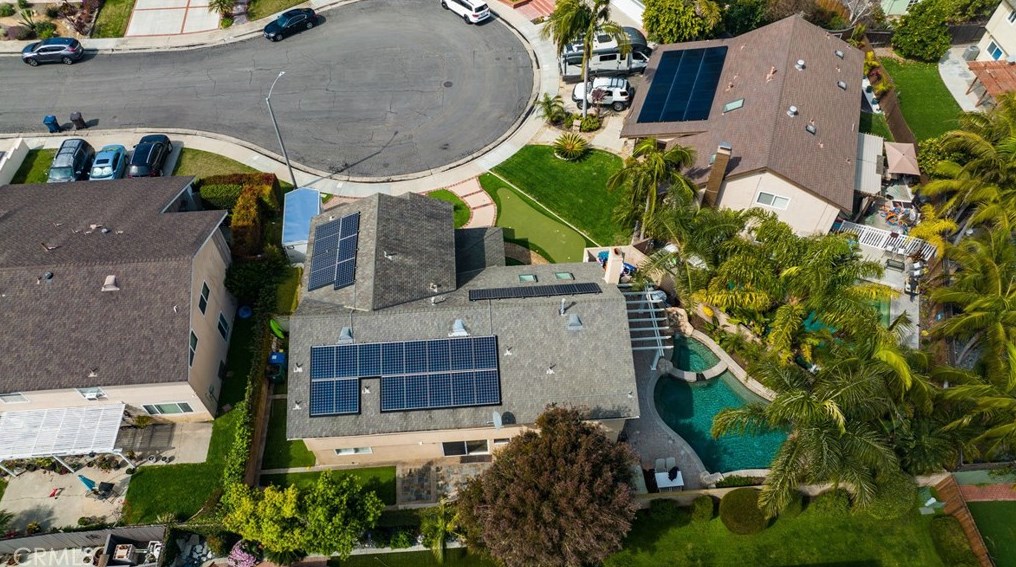 17142 Englewood Cir, Huntington Beach CA  92647-5502 exterior