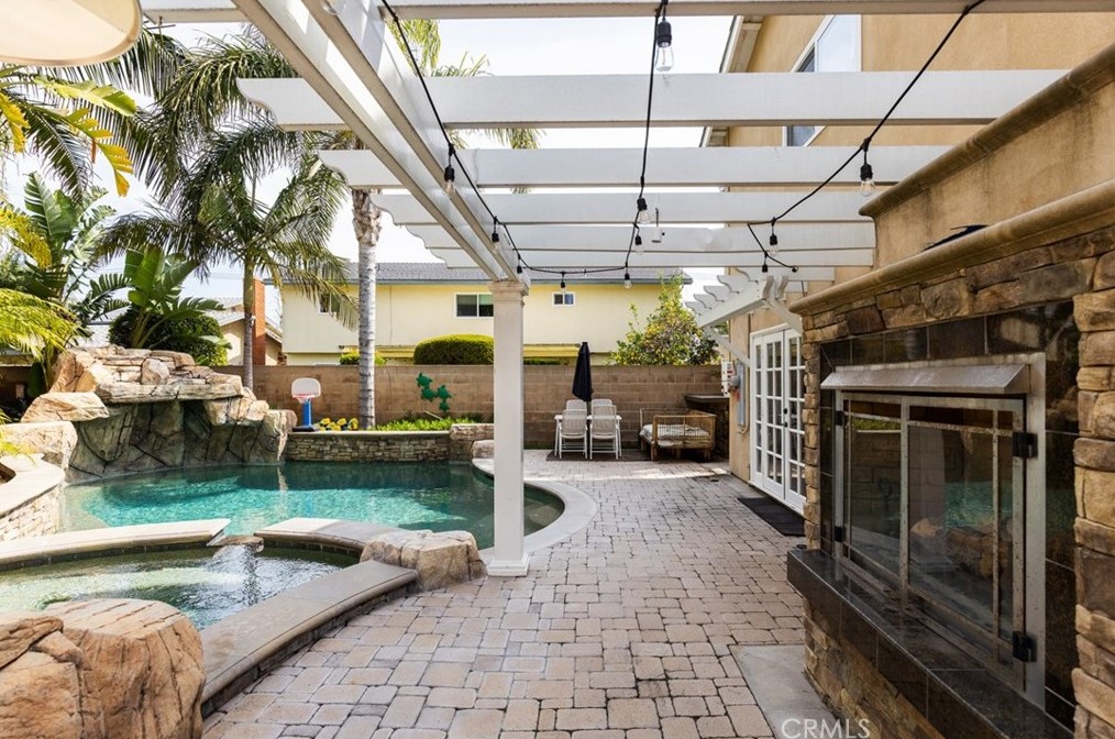 17142 Englewood Cir, Huntington Beach CA  92647-5502 exterior