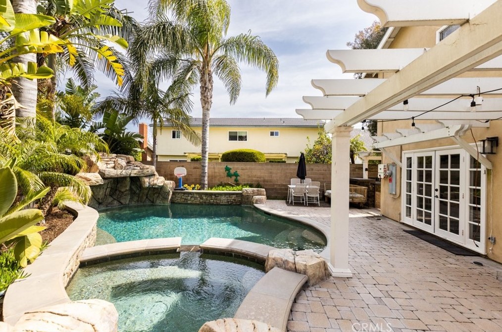 17142 Englewood Cir, Huntington Beach CA  92647-5502 exterior