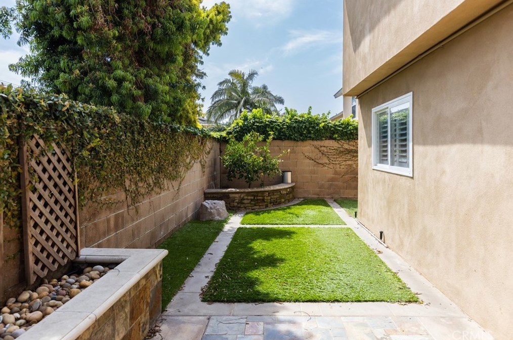 17142 Englewood Cir, Huntington Beach CA  92647-5502 exterior