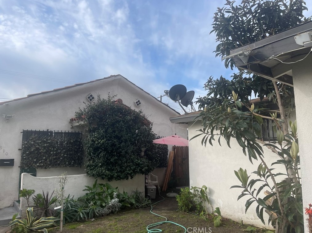 910 77th St, Los Angeles, CA 90001-2910