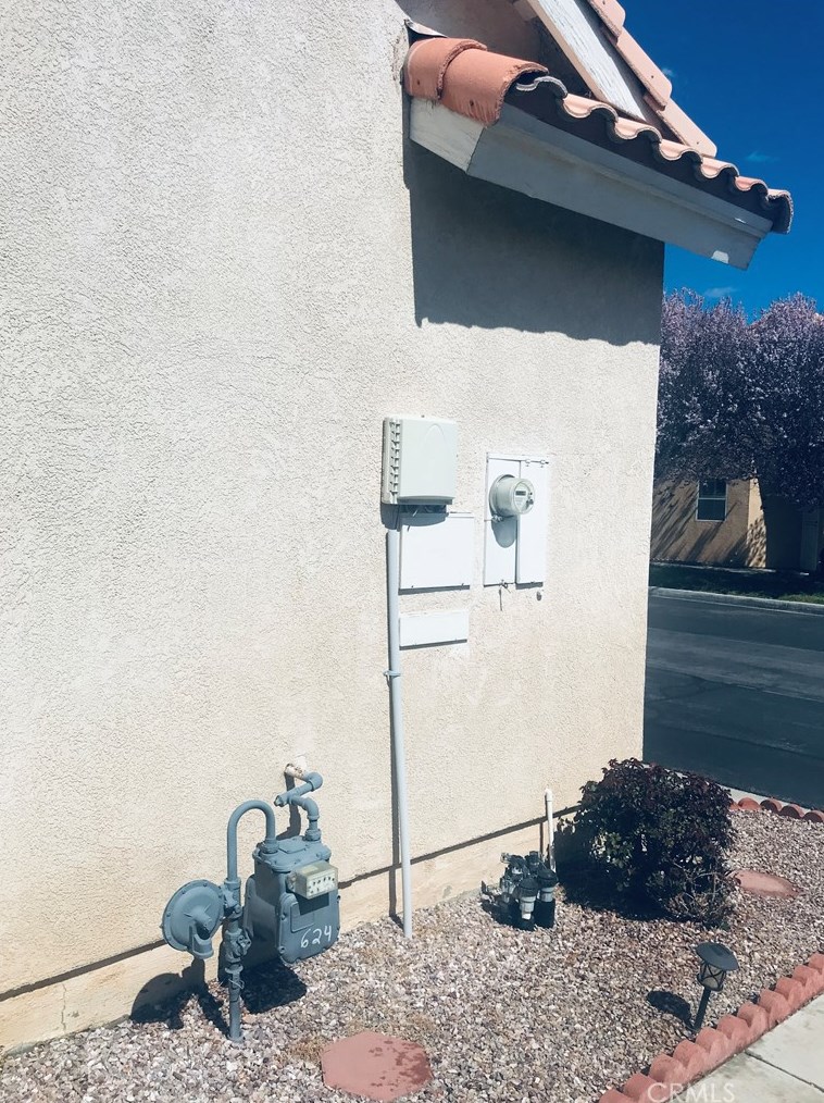 11660 Oak St, Apple Valley CA  92308-4951 exterior