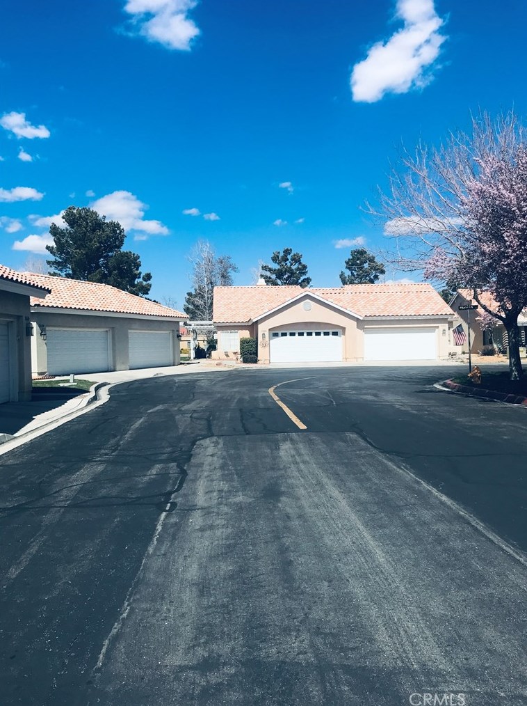 11660 Oak St, Apple Valley CA  92308-4951 exterior