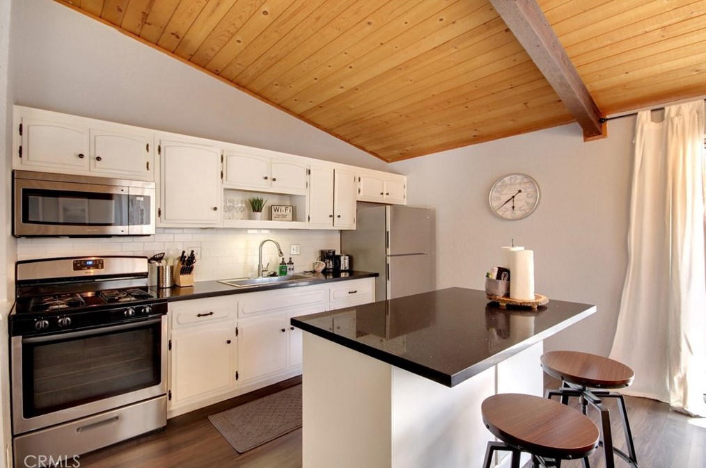 704 Elysian Blvd, Big Bear City, CA 92314